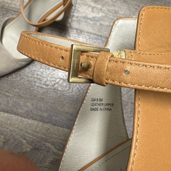 Pour La Vicroire Elegant Beige and Tan Women's Heels - Picture 5 of 15